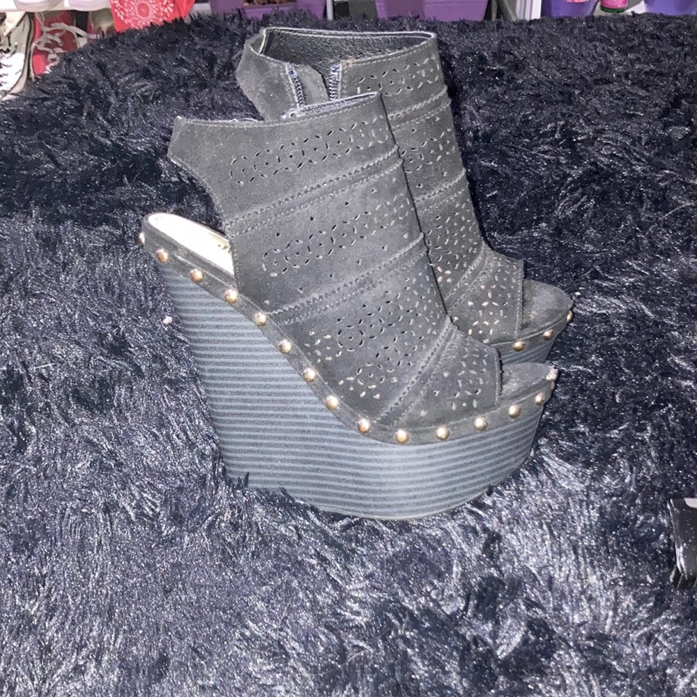 Black wedges